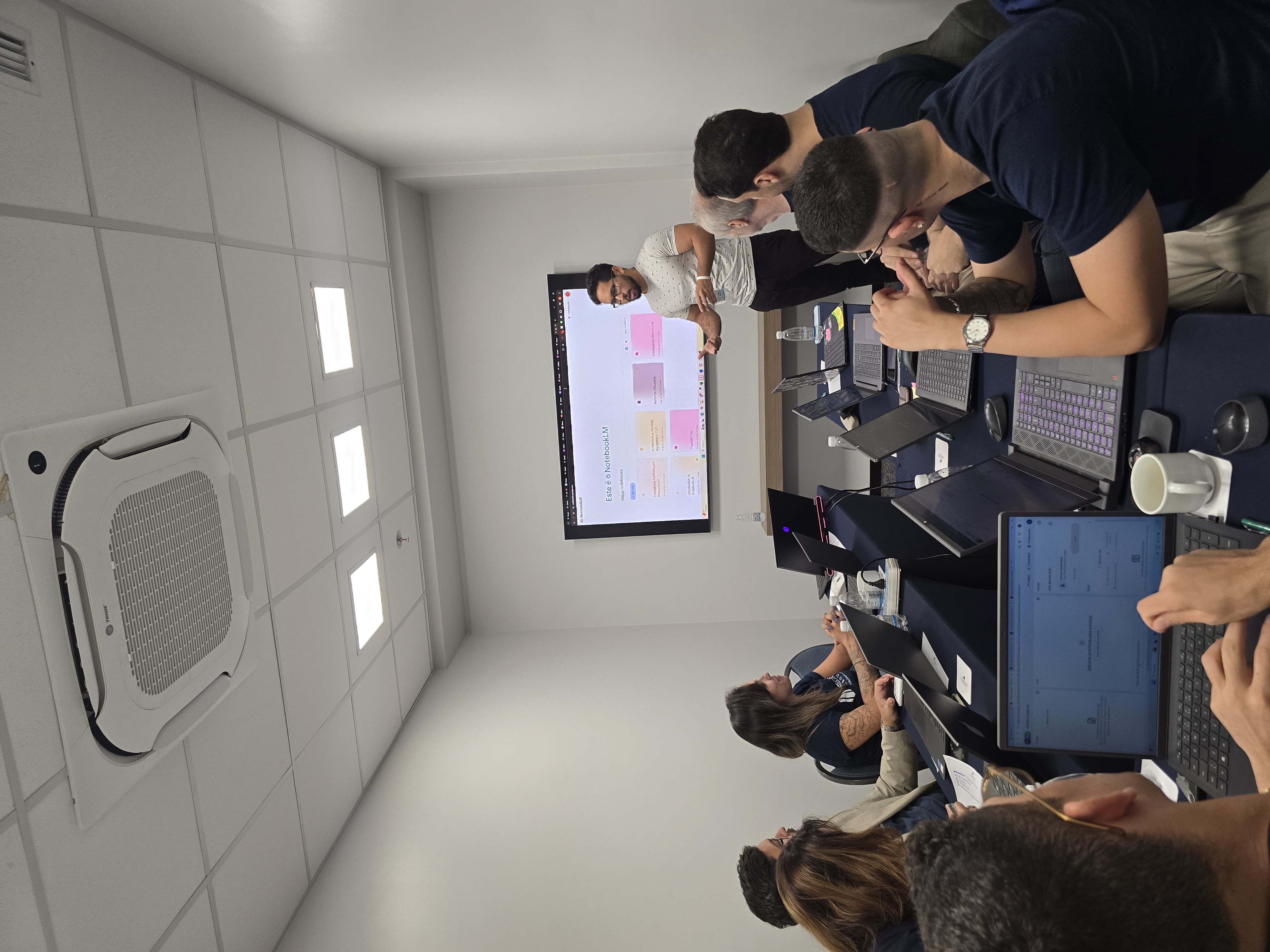 Lucas Fernandes ministrando workshop de IA para advogados