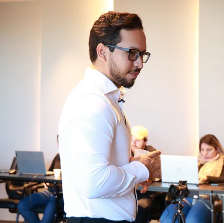 Lucas Fernandes ensinando o protocolo antialucinação em treinamento presencial para advogados